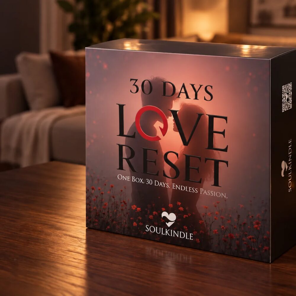 SoulKindle Box auf dem Couchtisch bei Kerzenlicht